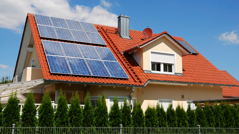 Fernando Trabach explora como o crescimento da energia solar residencial afeta a rede elétrica e os desafios regulatórios.