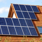 Fernando Trabach analisa os principais obstáculos e estímulos à adoção da energia solar nas residências brasileiras.