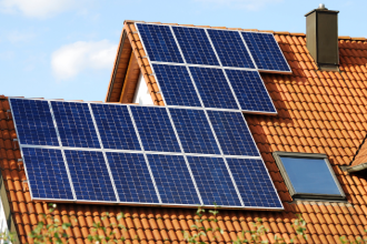 Fernando Trabach analisa os principais obstáculos e estímulos à adoção da energia solar nas residências brasileiras.