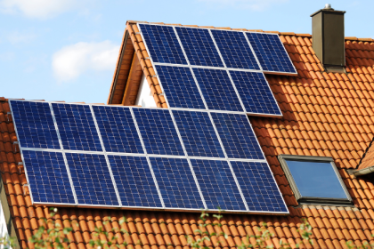 Fernando Trabach analisa os principais obstáculos e estímulos à adoção da energia solar nas residências brasileiras.