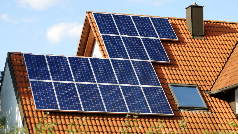 Fernando Trabach analisa os principais obstáculos e estímulos à adoção da energia solar nas residências brasileiras.