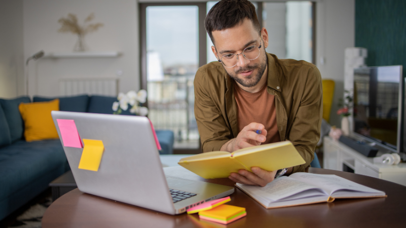 Para Sérgio Bento De Araújo, a EAD na formação de professores só gera resultados quando a escola define padrões rigorosos de prática, suporte e avaliação.