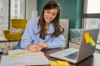 Sérgio Bento De Araújo reforça que o ensino à distância para formação docente exige critérios claros de qualidade e acompanhamento pedagógico.