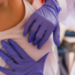 Resultados inconclusivos na mamografia podem exigir novos exames para uma avaliação mais precisa, explica Vinicius Tadeu Sattin Rodrigues.