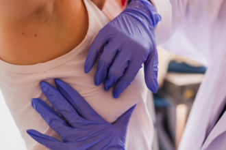 Resultados inconclusivos na mamografia podem exigir novos exames para uma avaliação mais precisa, explica Vinicius Tadeu Sattin Rodrigues.