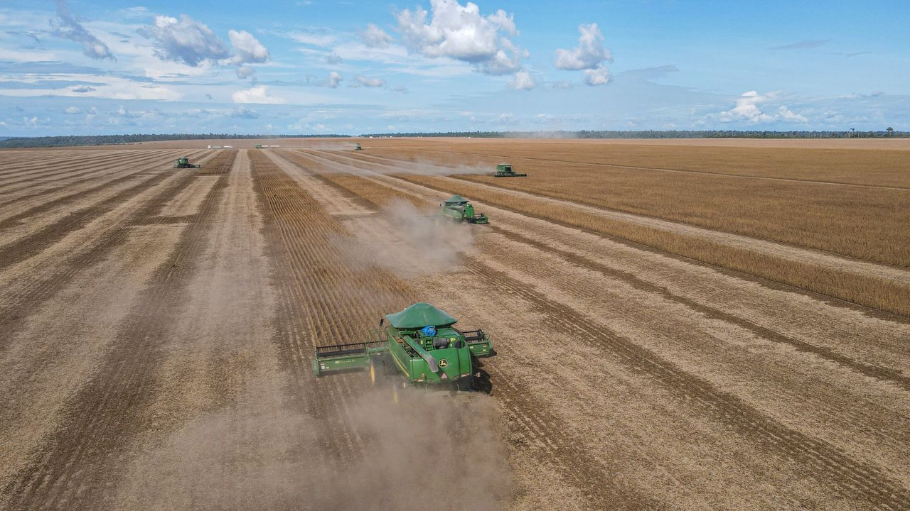 Colheitadeiras trabalham em uma lavoura de soja em uma fazenda no Brasil.