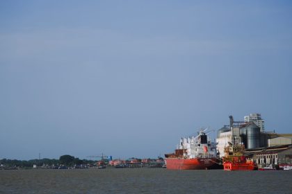Navios cargueiros atracados em um porto movimentado no Pará, com estruturas portuárias ao redor.