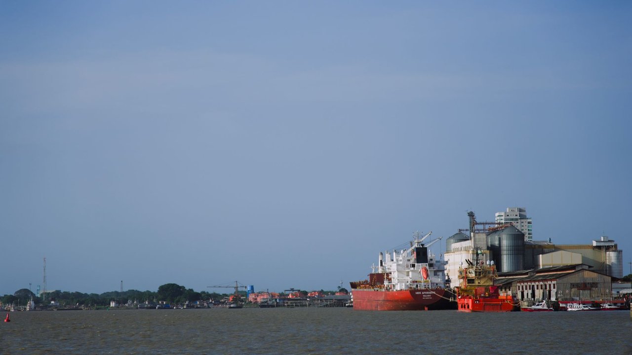 Navios cargueiros atracados em um porto movimentado no Pará, com estruturas portuárias ao redor.
